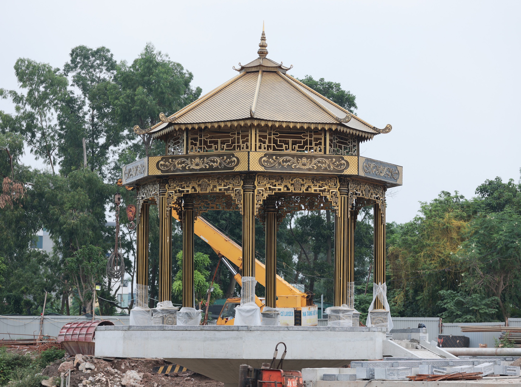 Cảnh tượng lạ trên sông Tô Lịch khiến ai cũng phải ngoái nhìn: Chủ đầu tư nói gì?- Ảnh 2. Cảnh tượng lạ trên sông Tô Lịch khiến ai cũng phải ngoái nhìn: Chủ đầu tư nói gì?- Ảnh 2.