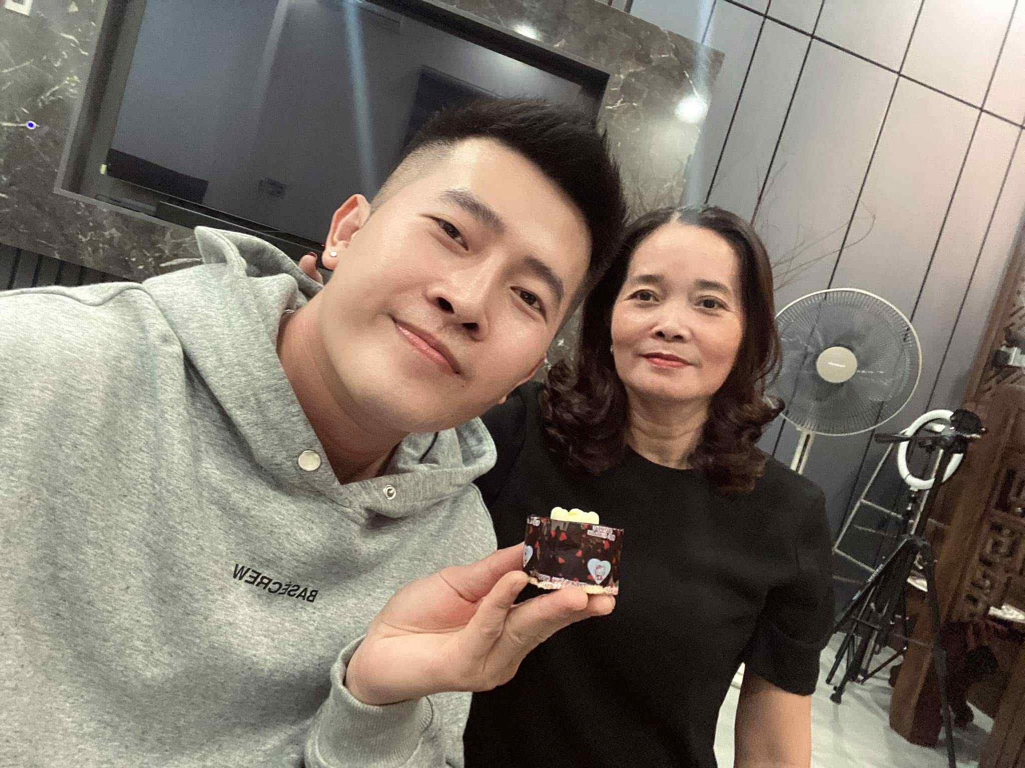 Con trai gả mẹ 53 tuổi đi lấy chồng, câu chuyện khiến ai cũng muốn khóc- Ảnh 4. Con trai gả mẹ 53 tuổi đi lấy chồng, câu chuyện khiến ai cũng muốn khóc- Ảnh 4.