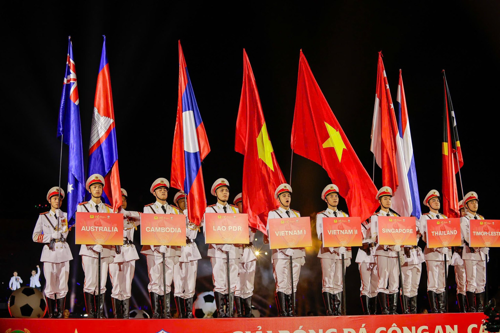 Hoa hậu Đỗ Mỹ Linh xuất hiện cùng mẹ chồng trong một sự kiện đặc biệt hút 10.000 khán giả, nhan sắc chuẩn “dâu hào môn” gây chú ý- Ảnh 3.