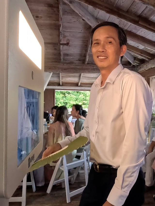 NS Hoài Linh lộ diện khác lạ sau khi em trai thông báo khẩn về tình trạng sức khỏe- Ảnh 1. NS Hoài Linh lộ diện khác lạ sau khi em trai thông báo khẩn về tình trạng sức khỏe- Ảnh 1.