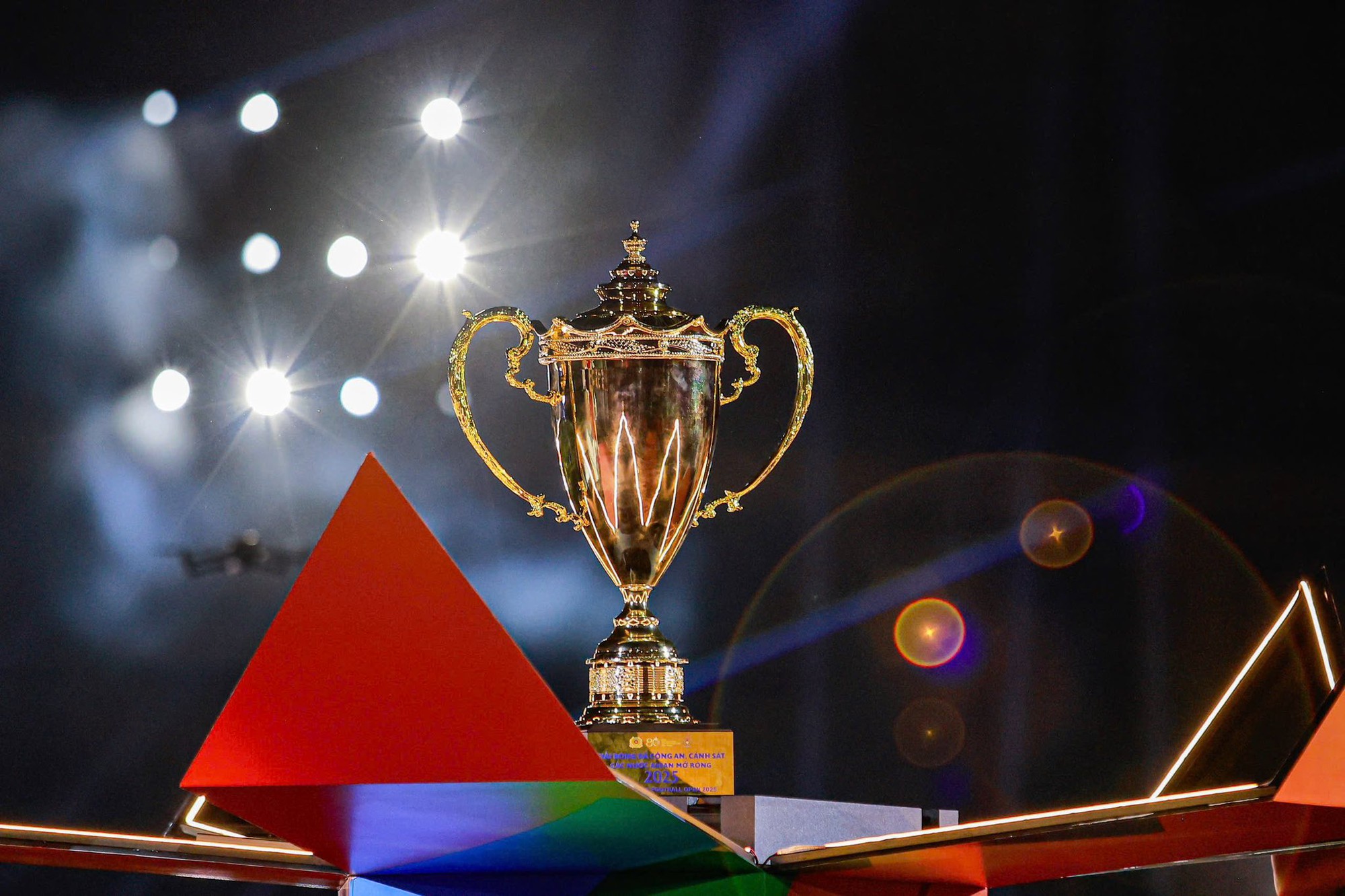 Hoa hậu Đỗ Mỹ Linh xuất hiện cùng mẹ chồng trong một sự kiện đặc biệt hút 10.000 khán giả, nhan sắc chuẩn “dâu hào môn” gây chú ý- Ảnh 4.