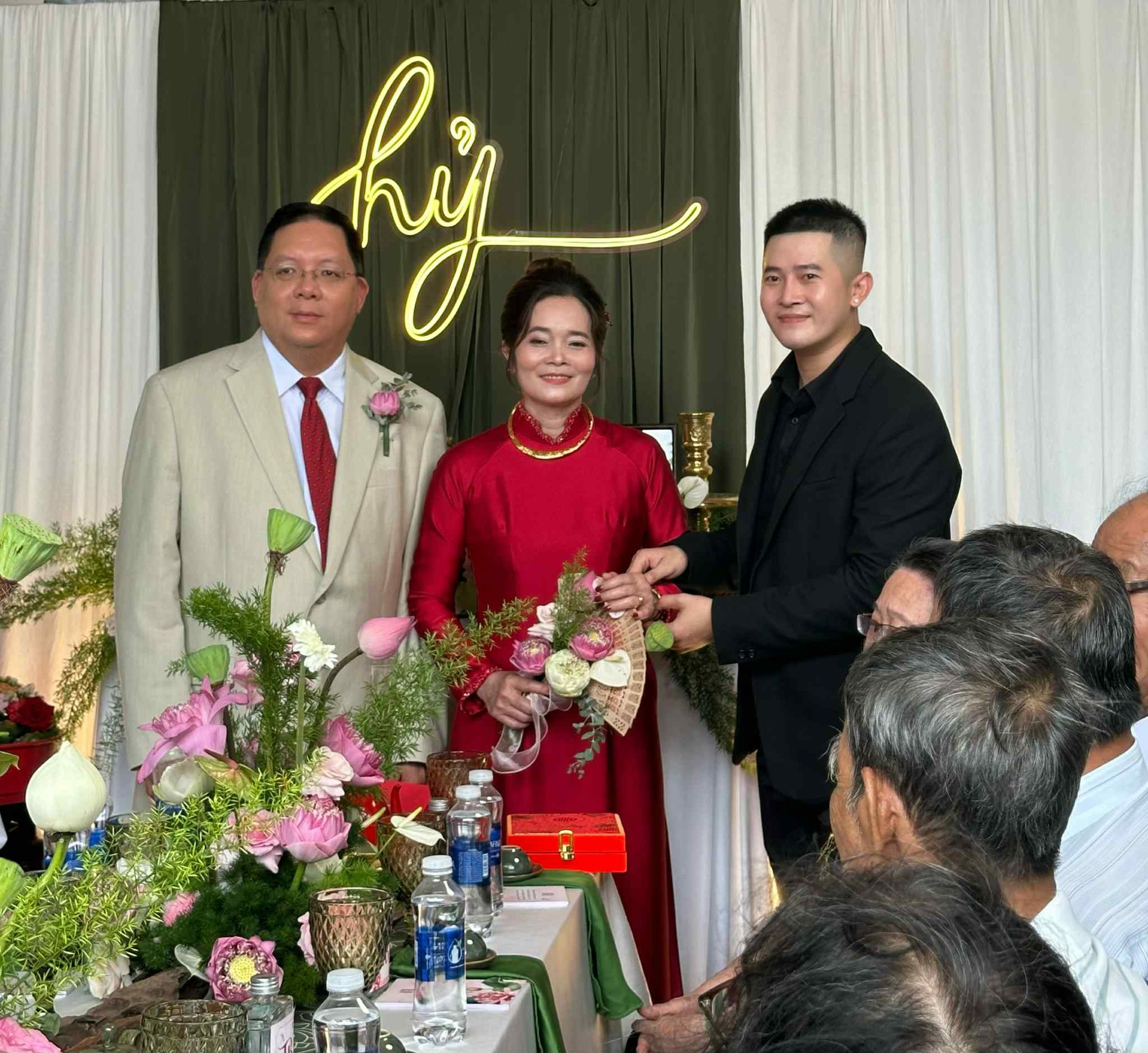 Con trai gả mẹ 53 tuổi đi lấy chồng, câu chuyện khiến ai cũng muốn khóc- Ảnh 1. Con trai gả mẹ 53 tuổi đi lấy chồng, câu chuyện khiến ai cũng muốn khóc- Ảnh 1.