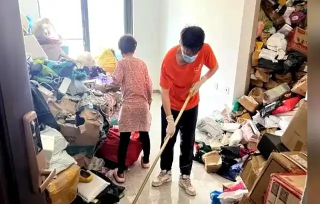 Sợ người thân hỏi vay tiền, cụ bà U70 chi 7 tỷ đồng mua hàng online: Toàn vàng, bạc, thực phẩm chức năng… chất kín 2 căn hộ- Ảnh 1. Sợ người thân hỏi vay tiền, cụ bà U70 chi 7 tỷ đồng mua hàng online: Toàn vàng, bạc, thực phẩm chức năng… chất kín 2 căn hộ- Ảnh 1.
