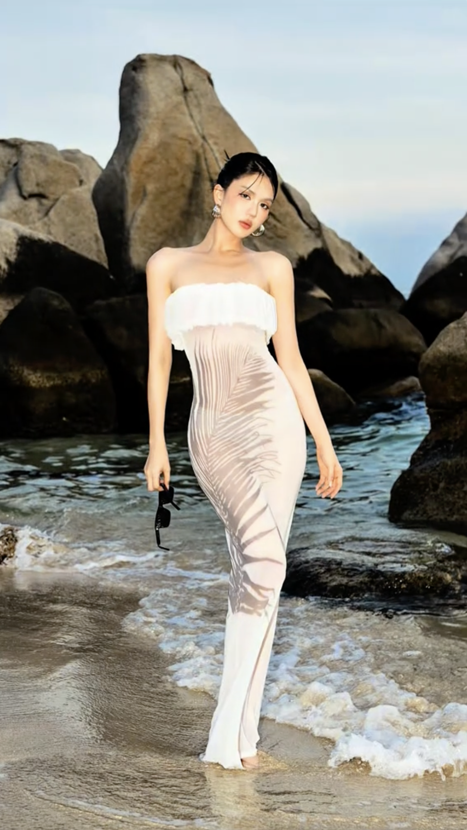 Ngọc Trinh lộ body thật qua camera thường, netizen so ảnh đã qua chỉnh sửa liền nói 1 câu!- Ảnh 2. Ngọc Trinh lộ body thật qua camera thường, netizen so ảnh đã qua chỉnh sửa liền nói 1 câu!- Ảnh 2.