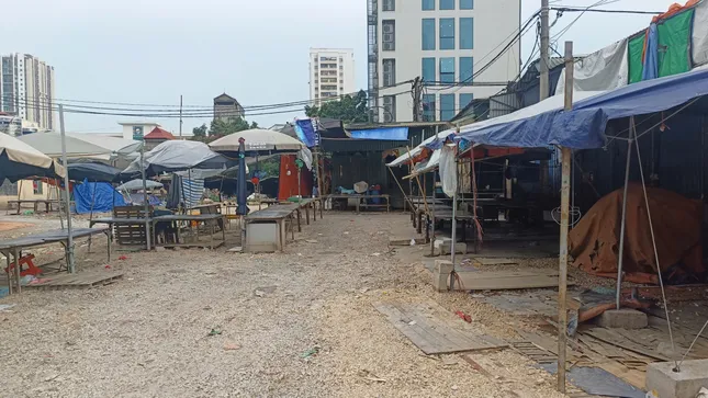 Tiểu thương ở chợ Phùng Khoang bức xúc vì bị 'vạ lây' vụ thịt lợn nhiễm dịch tả lợn châu Phi- Ảnh 4. Tiểu thương ở chợ Phùng Khoang bức xúc vì bị 'vạ lây' vụ thịt lợn nhiễm dịch tả lợn châu Phi- Ảnh 4.