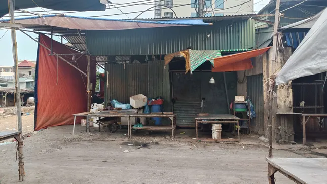 Tiểu thương ở chợ Phùng Khoang bức xúc vì bị 'vạ lây' vụ thịt lợn nhiễm dịch tả lợn châu Phi- Ảnh 3. Tiểu thương ở chợ Phùng Khoang bức xúc vì bị 'vạ lây' vụ thịt lợn nhiễm dịch tả lợn châu Phi- Ảnh 3.