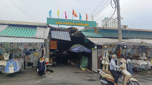 Tiểu thương ở chợ Phùng Khoang bức xúc vì bị 'vạ lây' vụ thịt lợn nhiễm dịch tả lợn châu Phi- Ảnh 1. Tiểu thương ở chợ Phùng Khoang bức xúc vì bị 'vạ lây' vụ thịt lợn nhiễm dịch tả lợn châu Phi- Ảnh 1.