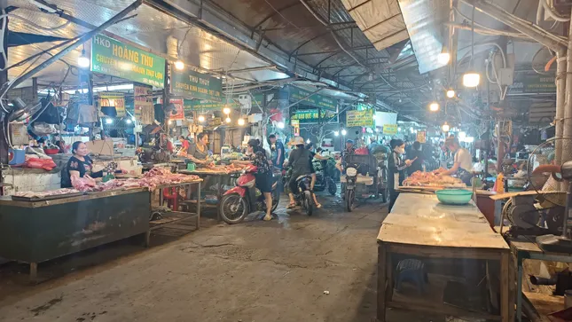 Tiểu thương ở chợ Phùng Khoang bức xúc vì bị 'vạ lây' vụ thịt lợn nhiễm dịch tả lợn châu Phi- Ảnh 5. Tiểu thương ở chợ Phùng Khoang bức xúc vì bị 'vạ lây' vụ thịt lợn nhiễm dịch tả lợn châu Phi- Ảnh 5.