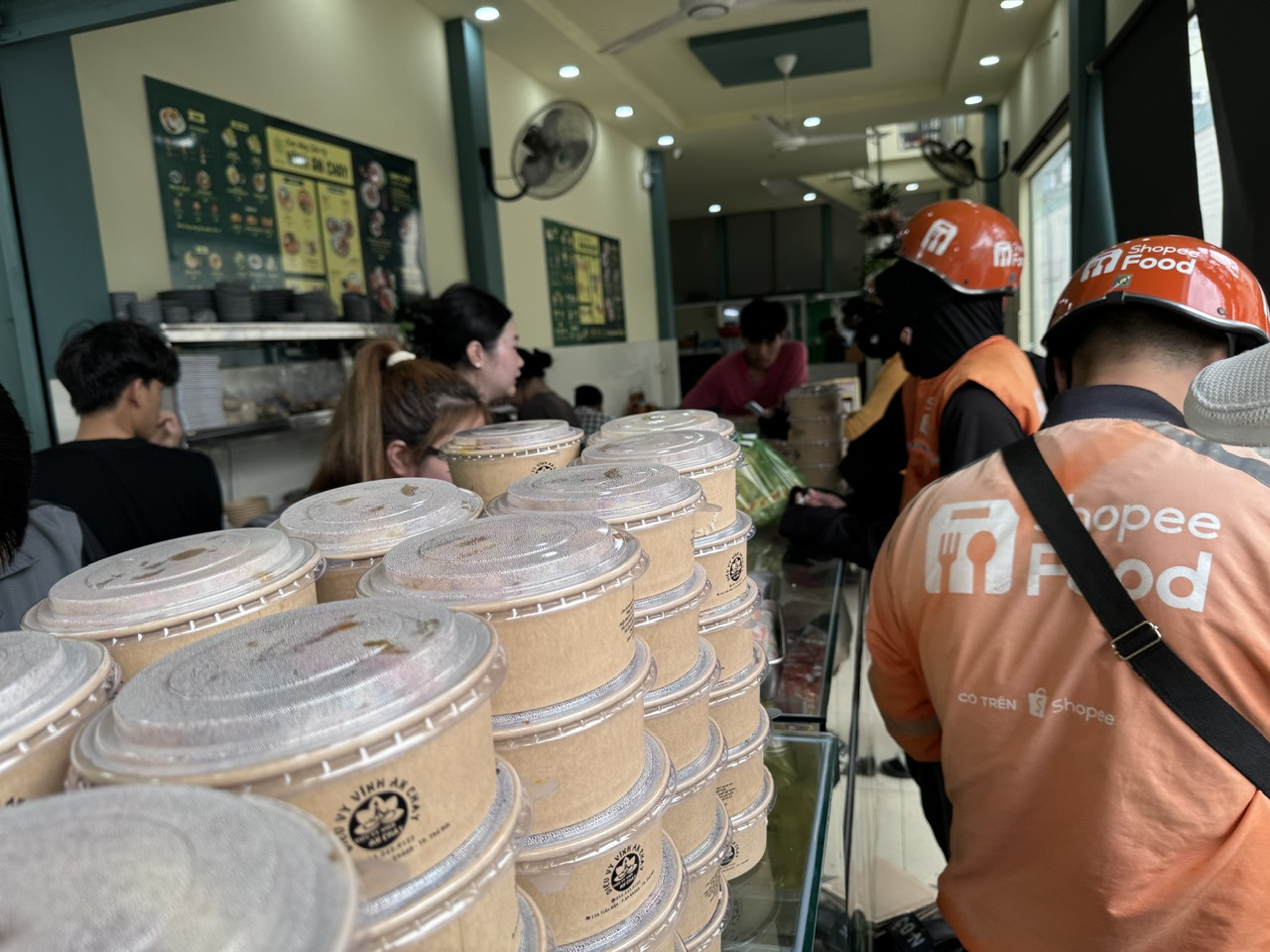 Giằng co trên thị trường giao đồ ăn- Ảnh 1. Giằng co trên thị trường giao đồ ăn- Ảnh 1.