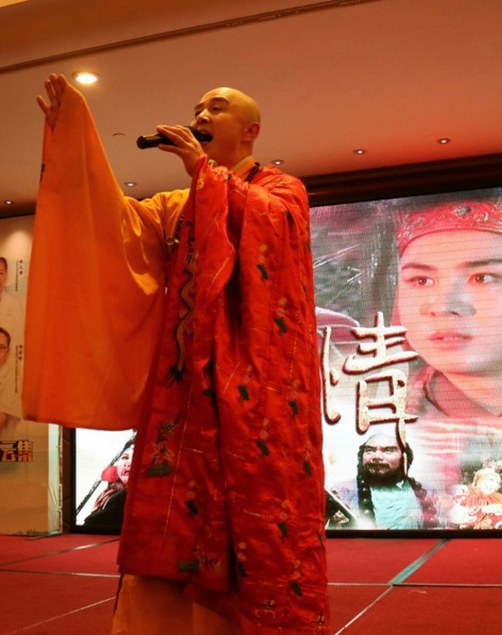 'Đường Tăng' đẹp nhất màn ảnh: Đi hát rong, phát tờ rơi kiếm sống tuổi xế chiều- Ảnh 4. 'Đường Tăng' đẹp nhất màn ảnh: Đi hát rong, phát tờ rơi kiếm sống tuổi xế chiều- Ảnh 4.