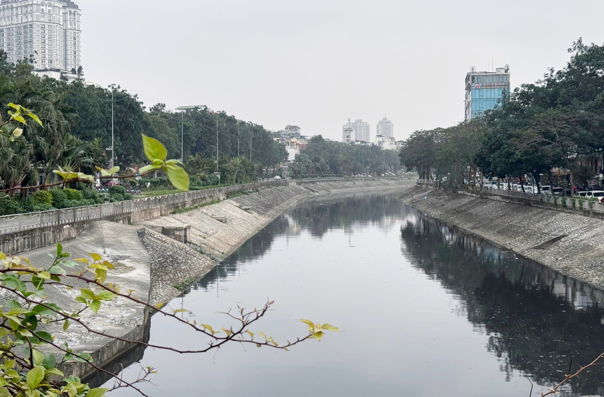 Cảnh tượng lạ trên sông Tô Lịch khiến ai cũng phải ngoái nhìn: Chủ đầu tư nói gì?- Ảnh 4. Cảnh tượng lạ trên sông Tô Lịch khiến ai cũng phải ngoái nhìn: Chủ đầu tư nói gì?- Ảnh 4.