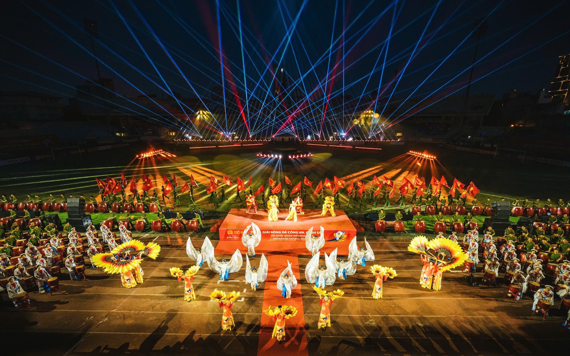 Hoa hậu Đỗ Mỹ Linh xuất hiện cùng mẹ chồng trong một sự kiện đặc biệt hút 10.000 khán giả, nhan sắc chuẩn “dâu hào môn” gây chú ý- Ảnh 1.