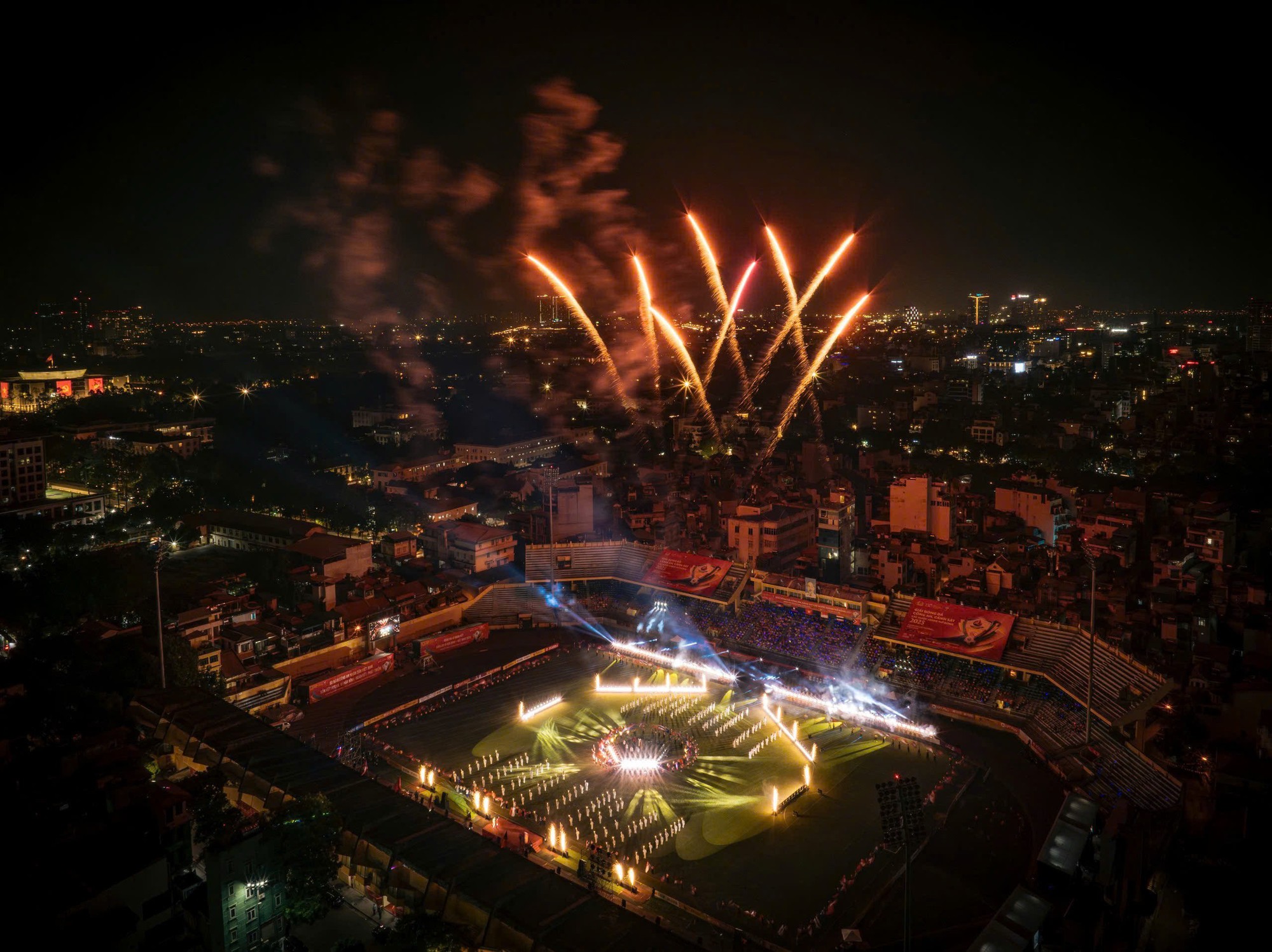 Hoa hậu Đỗ Mỹ Linh xuất hiện cùng mẹ chồng trong một sự kiện đặc biệt hút 10.000 khán giả, nhan sắc chuẩn “dâu hào môn” gây chú ý- Ảnh 8.