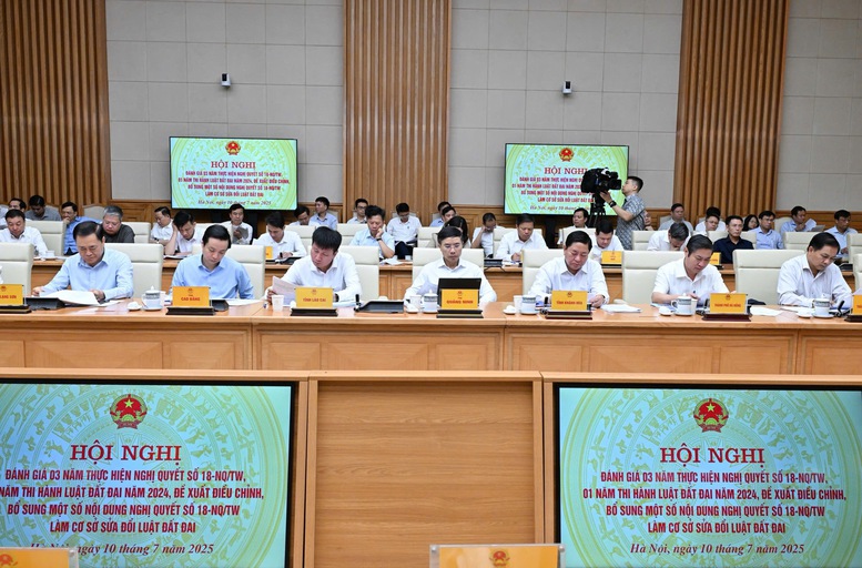 Thủ tướng chủ trì hội nghị quan trọng về Nghị quyết 18 và Luật Đất đai 2024- Ảnh 2. Thủ tướng chủ trì hội nghị quan trọng về Nghị quyết 18 và Luật Đất đai 2024- Ảnh 2.