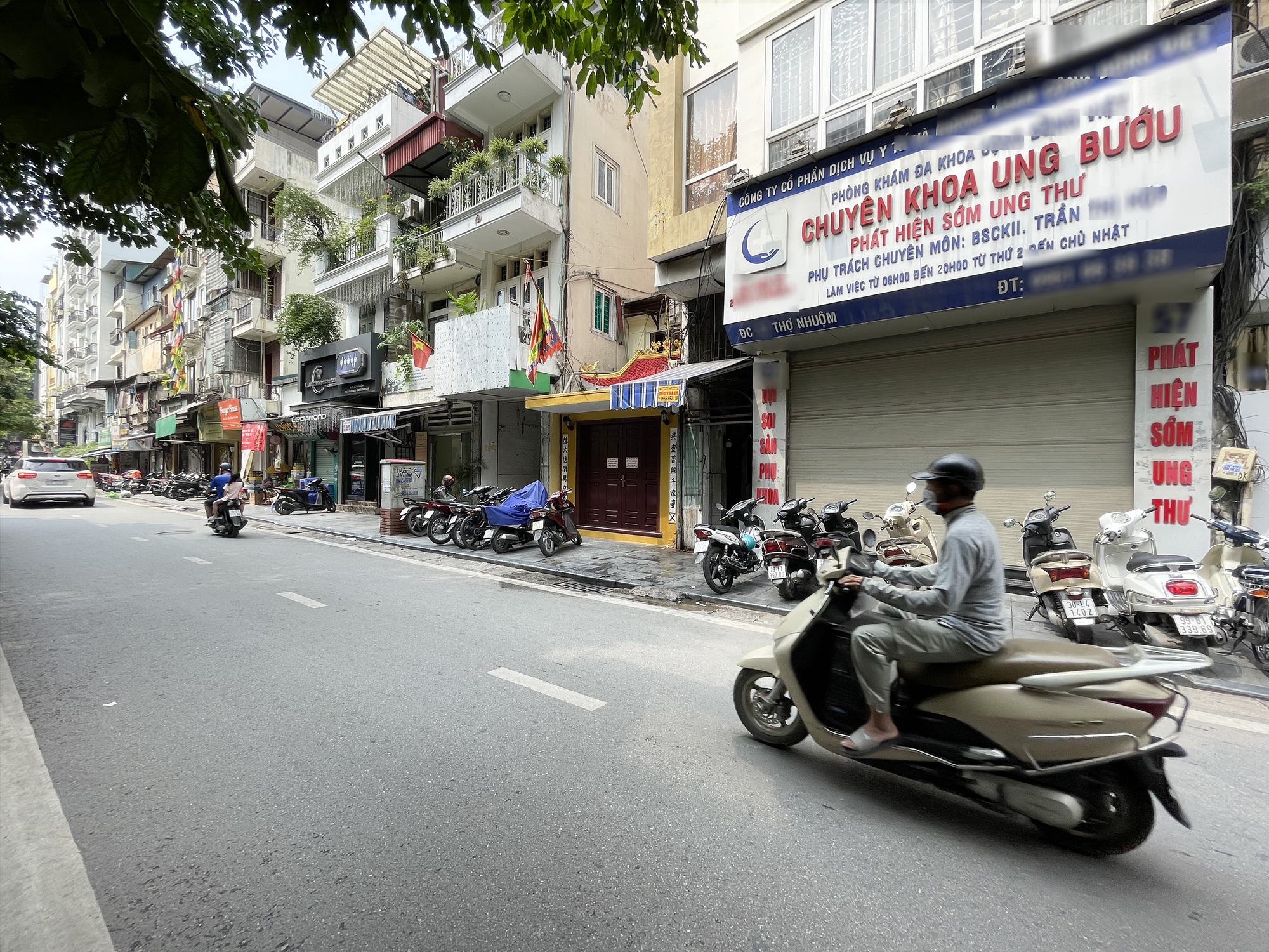 Video hàng loạt phòng khám tư nhân xung quanh BV Phụ sản Trung ương ở Hà Nội bất ngờ đóng cửa: Chuyện gì đây?- Ảnh 2. Video hàng loạt phòng khám tư nhân xung quanh BV Phụ sản Trung ương ở Hà Nội bất ngờ đóng cửa: Chuyện gì đây?- Ảnh 2.