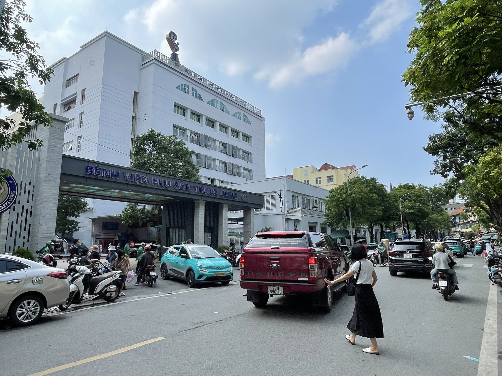 Video hàng loạt phòng khám tư nhân xung quanh BV Phụ sản Trung ương ở Hà Nội bất ngờ đóng cửa: Chuyện gì đây?- Ảnh 1. Video hàng loạt phòng khám tư nhân xung quanh BV Phụ sản Trung ương ở Hà Nội bất ngờ đóng cửa: Chuyện gì đây?- Ảnh 1.