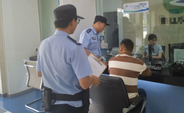 Người đàn ông gửi tiết kiệm 12 tỷ đồng, 13 phút sau số dư chỉ còn 0, ngân hàng tuyên bố: “Không phải lỗi của chúng tôi”- Ảnh 2. Người đàn ông gửi tiết kiệm 12 tỷ đồng, 13 phút sau số dư chỉ còn 0, ngân hàng tuyên bố: “Không phải lỗi của chúng tôi”- Ảnh 2.