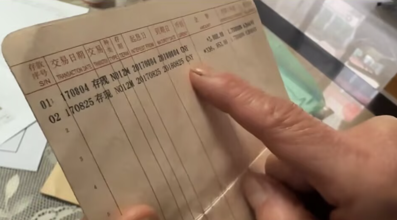 Người phụ nữ tất toán sổ tiết kiệm hơn 1 tỷ đồng sau 20 năm, ngân hàng thông báo: ‘Không có bất kỳ thông tin nào liên quan đến sổ này’- Ảnh 2. Người phụ nữ tất toán sổ tiết kiệm hơn 1 tỷ đồng sau 20 năm, ngân hàng thông báo: ‘Không có bất kỳ thông tin nào liên quan đến sổ này’- Ảnh 2.