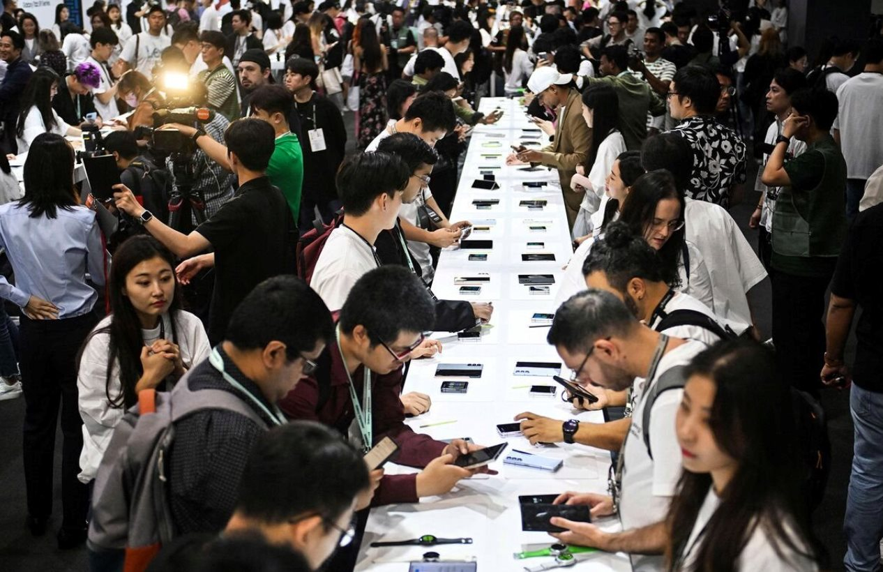 Là ‘tập đoàn nghìn tỷ USD’ nhưng có dòng điện thoại Apple đạt doanh số bằng 0, đau đớn nhìn Samsung 1 năm bán 10 triệu chiếc- Ảnh 2. Là ‘tập đoàn nghìn tỷ USD’ nhưng có dòng điện thoại Apple đạt doanh số bằng 0, đau đớn nhìn Samsung 1 năm bán 10 triệu chiếc- Ảnh 2.
