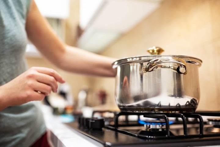 Gia đình 5 người suýt chết khi nấu bếp gas trong phòng điều hòa- Ảnh 1. Gia đình 5 người suýt chết khi nấu bếp gas trong phòng điều hòa- Ảnh 1.