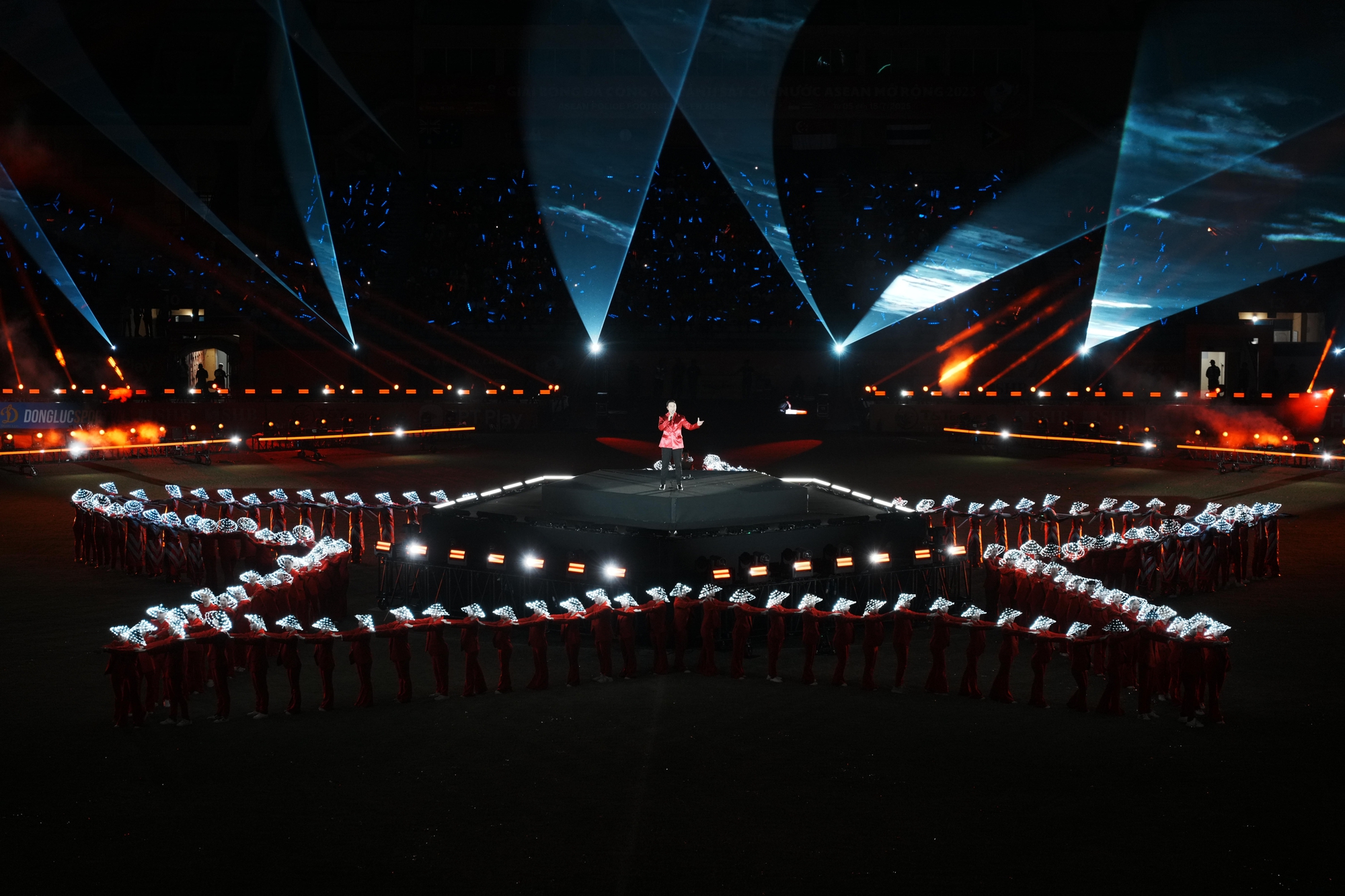 Hoa hậu Đỗ Mỹ Linh xuất hiện cùng mẹ chồng trong một sự kiện đặc biệt hút 10.000 khán giả, nhan sắc chuẩn “dâu hào môn” gây chú ý- Ảnh 7.