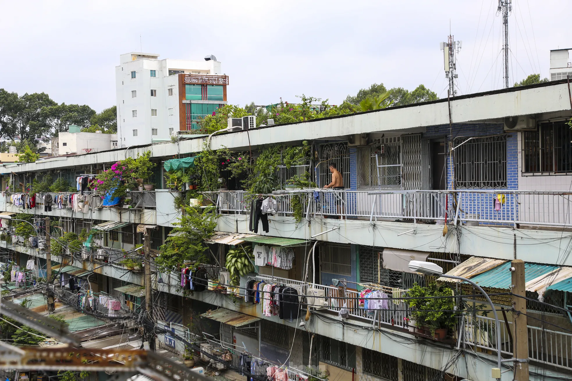 'Chuồng cọp' giăng tầng, khung sắt cố định 'bóp nghẹt' lối thoát ở chung cư TPHCM- Ảnh 10. 'Chuồng cọp' giăng tầng, khung sắt cố định 'bóp nghẹt' lối thoát ở chung cư TPHCM- Ảnh 10.
