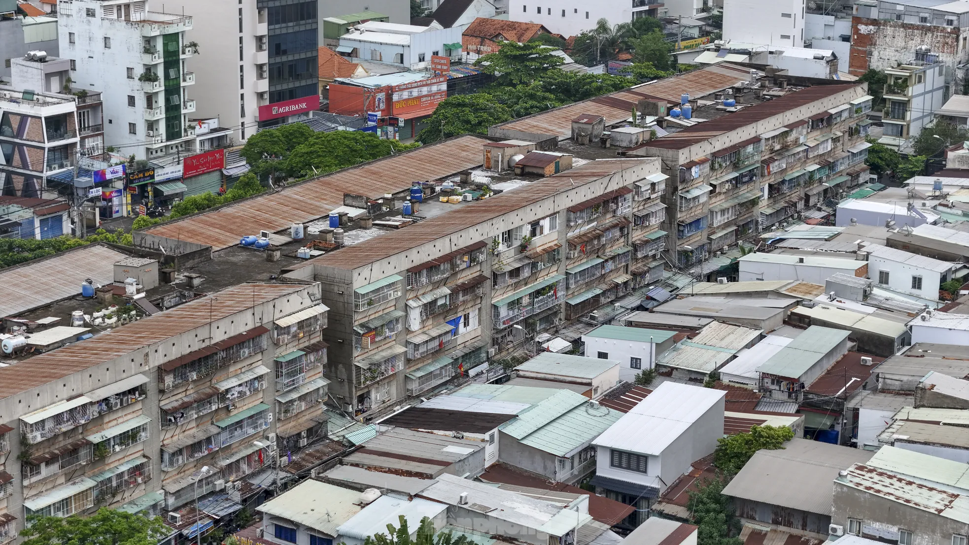'Chuồng cọp' giăng tầng, khung sắt cố định 'bóp nghẹt' lối thoát ở chung cư TPHCM- Ảnh 2. 'Chuồng cọp' giăng tầng, khung sắt cố định 'bóp nghẹt' lối thoát ở chung cư TPHCM- Ảnh 2.