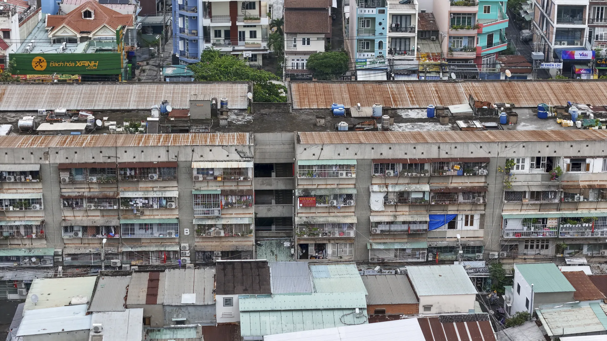 'Chuồng cọp' giăng tầng, khung sắt cố định 'bóp nghẹt' lối thoát ở chung cư TPHCM- Ảnh 1. 'Chuồng cọp' giăng tầng, khung sắt cố định 'bóp nghẹt' lối thoát ở chung cư TPHCM- Ảnh 1.
