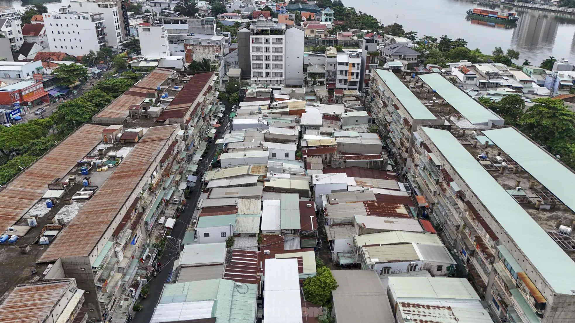 'Chuồng cọp' giăng tầng, khung sắt cố định 'bóp nghẹt' lối thoát ở chung cư TPHCM- Ảnh 4. 'Chuồng cọp' giăng tầng, khung sắt cố định 'bóp nghẹt' lối thoát ở chung cư TPHCM- Ảnh 4.
