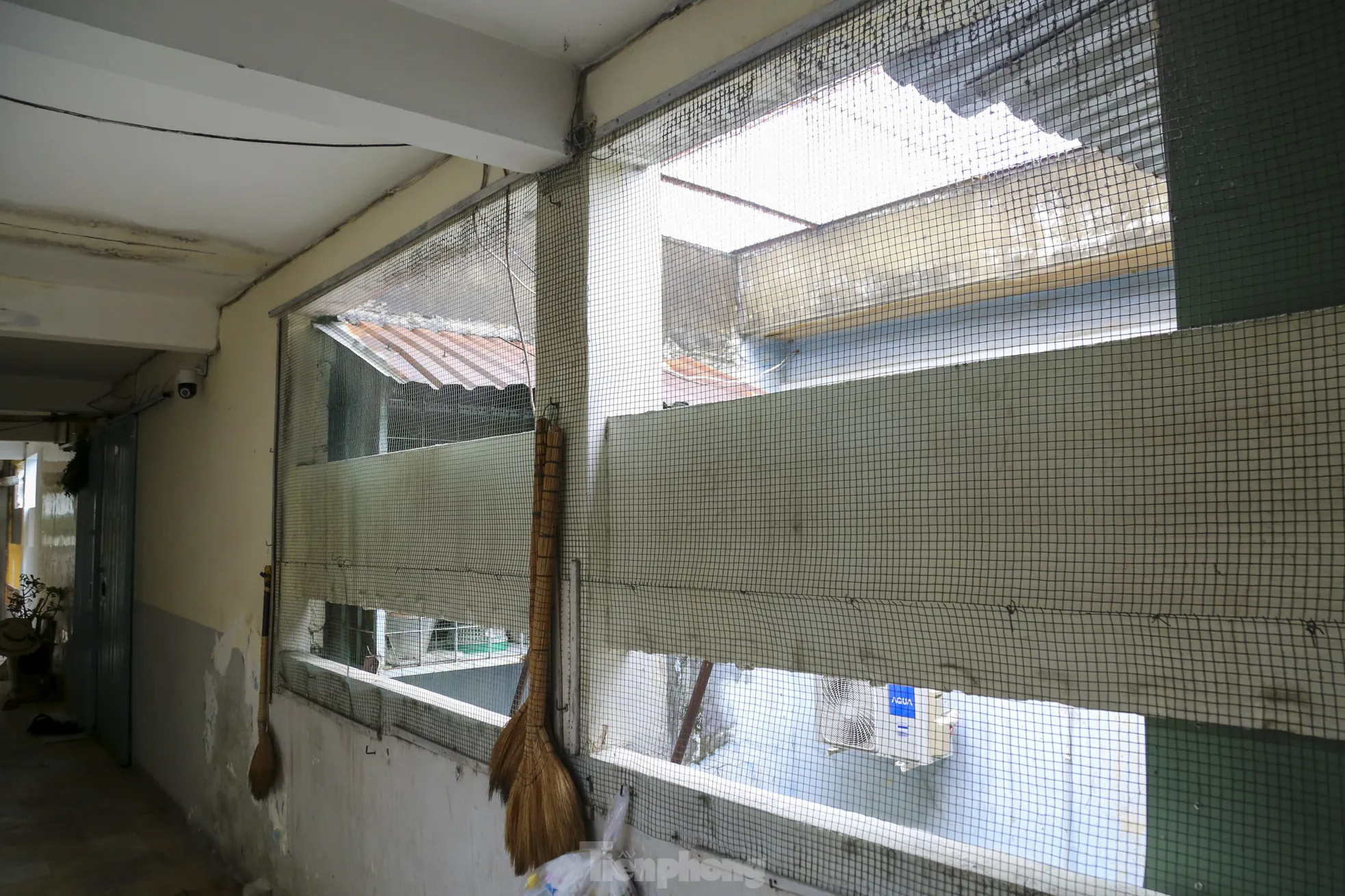 'Chuồng cọp' giăng tầng, khung sắt cố định 'bóp nghẹt' lối thoát ở chung cư TPHCM- Ảnh 8. 'Chuồng cọp' giăng tầng, khung sắt cố định 'bóp nghẹt' lối thoát ở chung cư TPHCM- Ảnh 8.