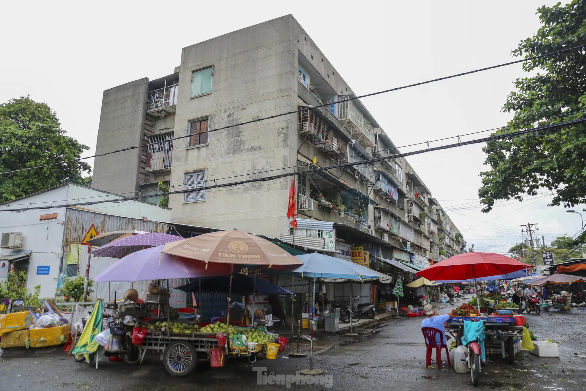 'Chuồng cọp' giăng tầng, khung sắt cố định 'bóp nghẹt' lối thoát ở chung cư TPHCM- Ảnh 9. 'Chuồng cọp' giăng tầng, khung sắt cố định 'bóp nghẹt' lối thoát ở chung cư TPHCM- Ảnh 9.
