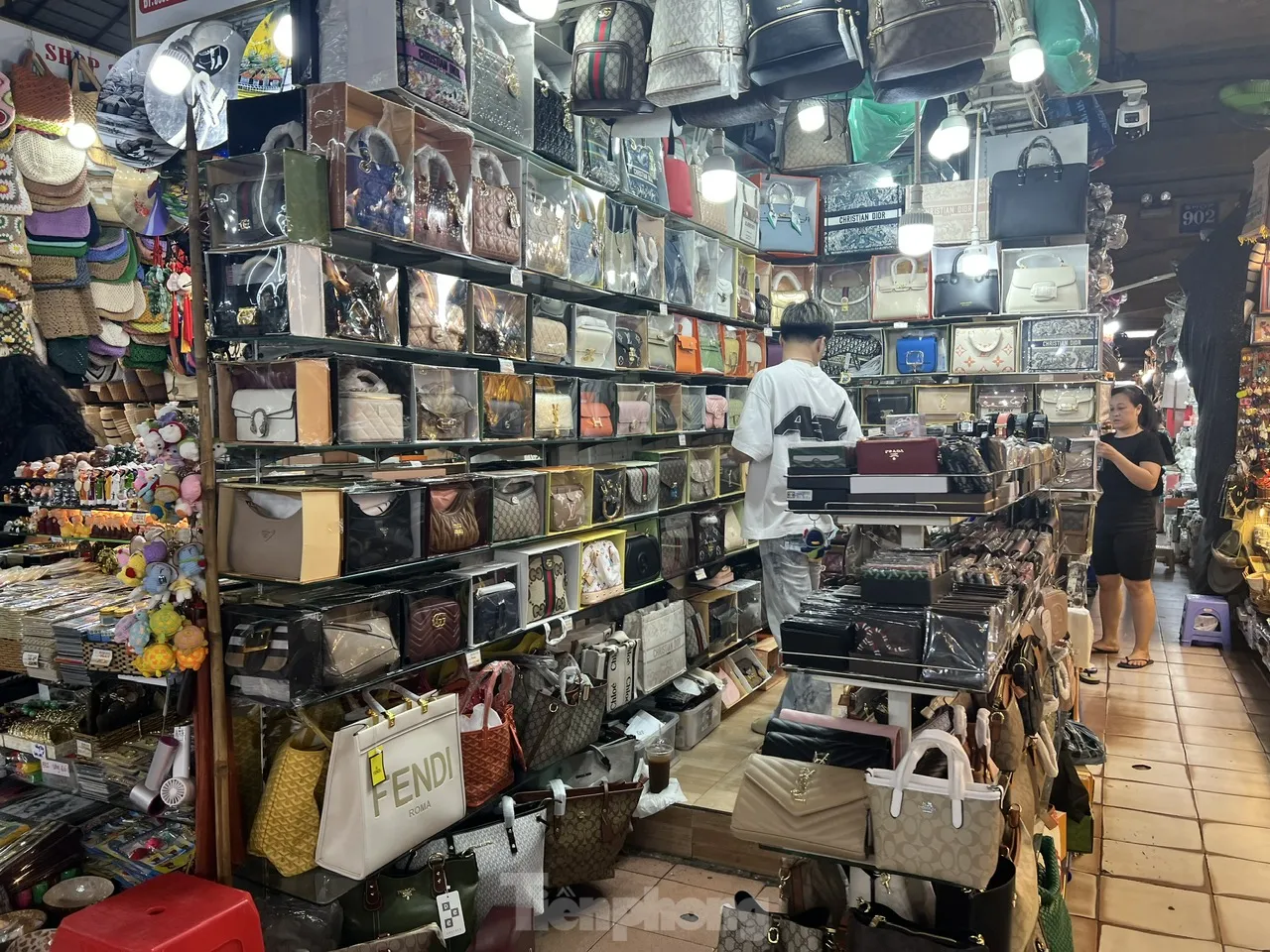 Cửa khép, hàng ra sau tấm ảnh: Mua bán kiểu 'chỉ có ở Saigon Square'- Ảnh 9. Cửa khép, hàng ra sau tấm ảnh: Mua bán kiểu 'chỉ có ở Saigon Square'- Ảnh 9.
