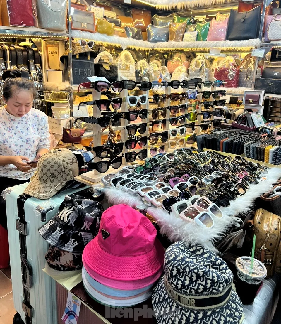 Cửa khép, hàng ra sau tấm ảnh: Mua bán kiểu 'chỉ có ở Saigon Square'- Ảnh 11. Cửa khép, hàng ra sau tấm ảnh: Mua bán kiểu 'chỉ có ở Saigon Square'- Ảnh 11.