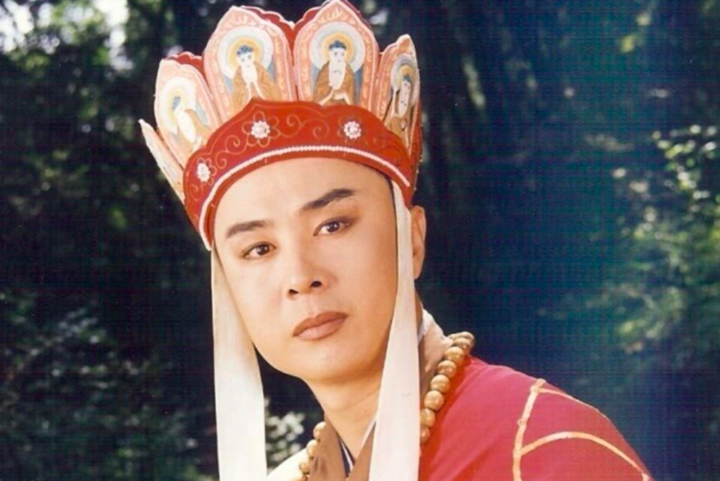 'Đường Tăng' đẹp nhất màn ảnh: Đi hát rong, phát tờ rơi kiếm sống tuổi xế chiều- Ảnh 2. 'Đường Tăng' đẹp nhất màn ảnh: Đi hát rong, phát tờ rơi kiếm sống tuổi xế chiều- Ảnh 2.