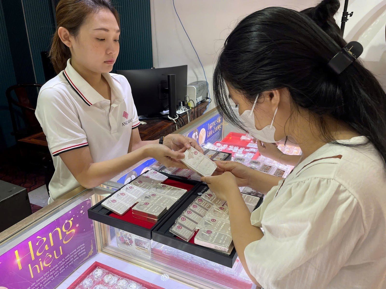 Bạc tăng giá phi mã: Gen Z từ bỏ thói quen mua hàng hiệu xa xỉ, xếp hàng gom bạc hơn 20 ngày mới có- Ảnh 1. Bạc tăng giá phi mã: Gen Z từ bỏ thói quen mua hàng hiệu xa xỉ, xếp hàng gom bạc hơn 20 ngày mới có- Ảnh 1.