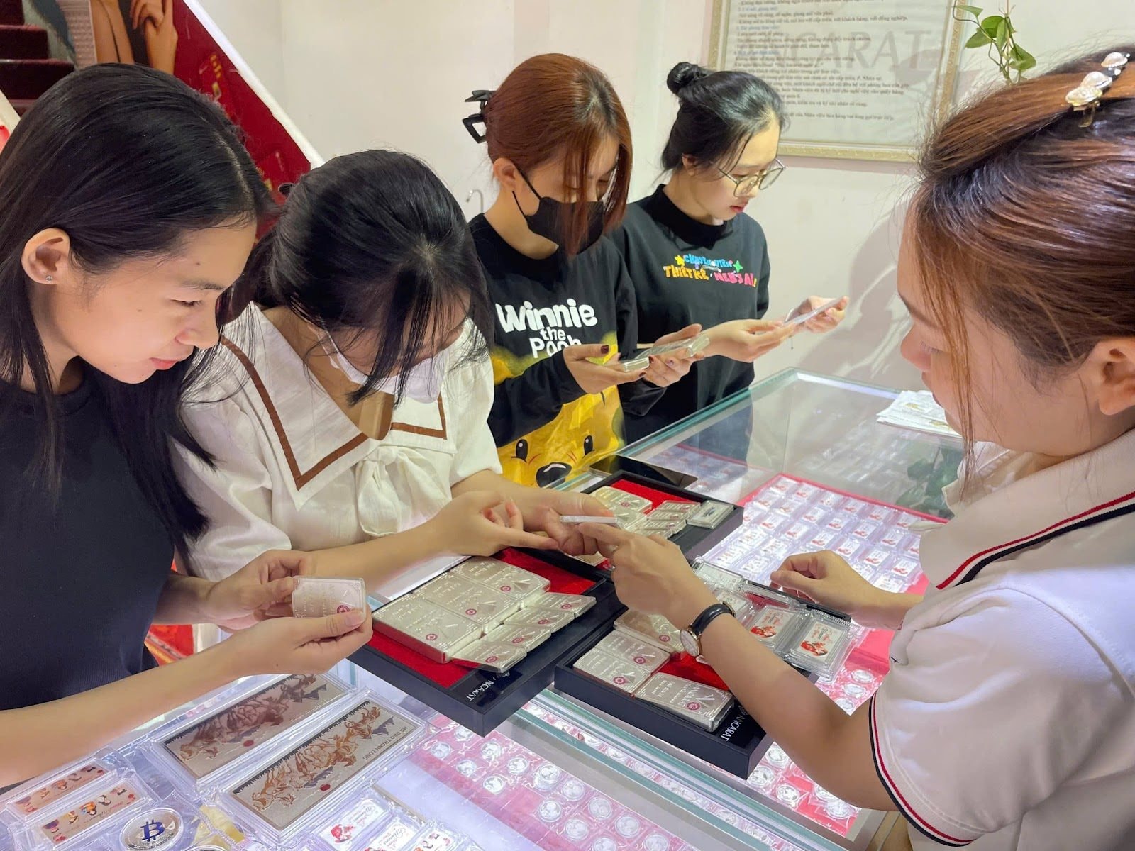 Bạc tăng giá phi mã: Gen Z từ bỏ thói quen mua hàng hiệu xa xỉ, xếp hàng gom bạc hơn 20 ngày mới có- Ảnh 2. Bạc tăng giá phi mã: Gen Z từ bỏ thói quen mua hàng hiệu xa xỉ, xếp hàng gom bạc hơn 20 ngày mới có- Ảnh 2.