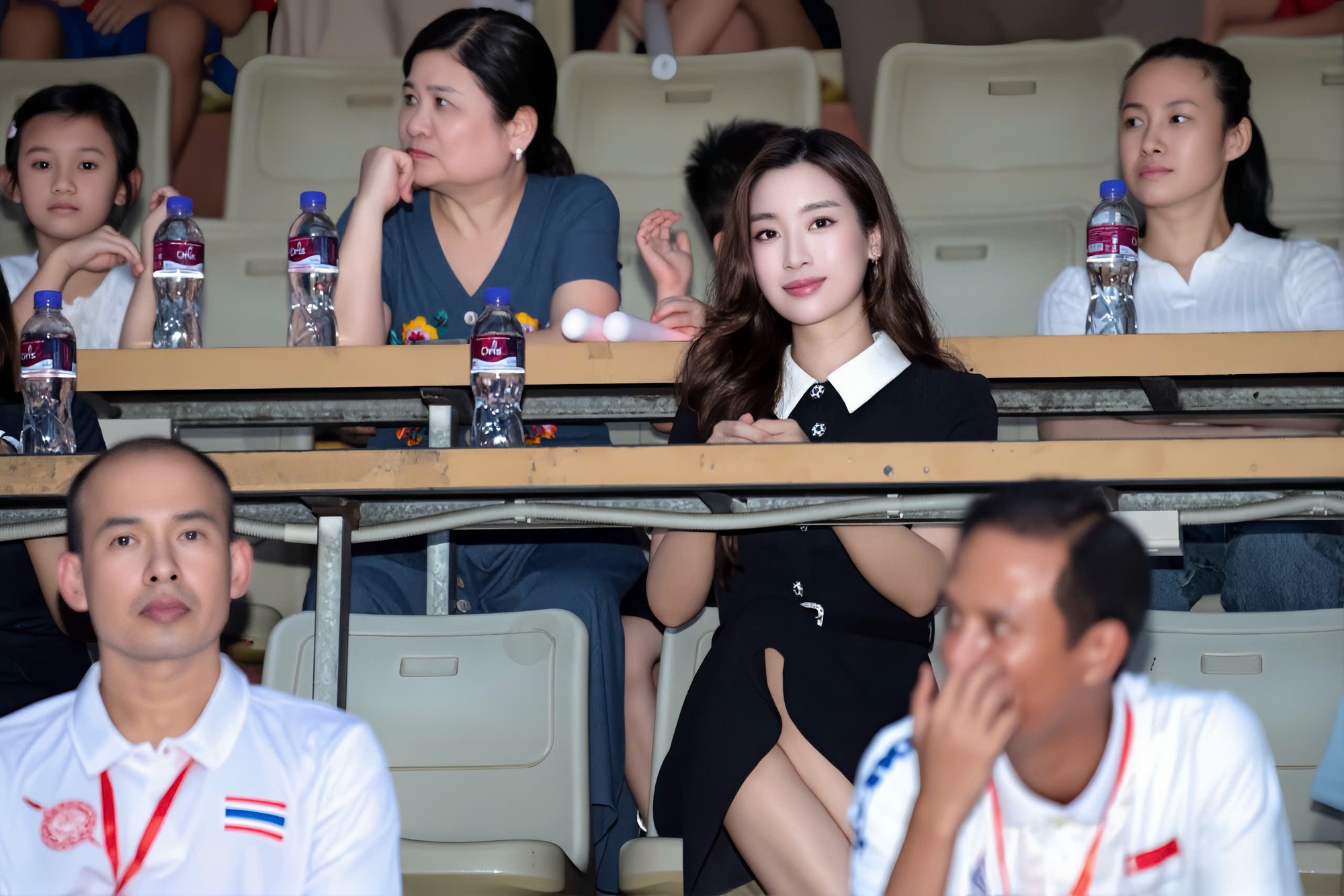 Hoa hậu Đỗ Mỹ Linh xuất hiện cùng mẹ chồng trong một sự kiện đặc biệt hút 10.000 khán giả, nhan sắc chuẩn “dâu hào môn” gây chú ý- Ảnh 5.