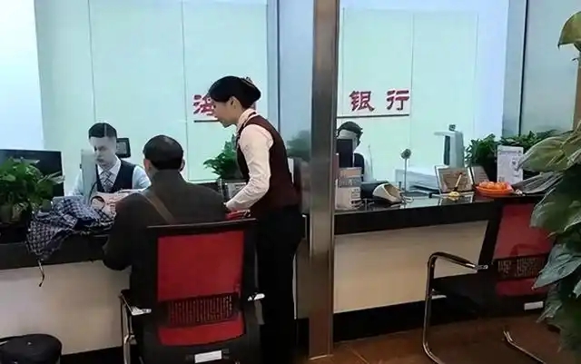 Người đàn ông mang hơn 14,5 tỷ đồng tiền đền bù đất đi gửi tiết kiệm, 1 năm sau đến rút thì được thông báo: “Tiền của anh chưa từng được gửi vào ngân hàng”- Ảnh 1.