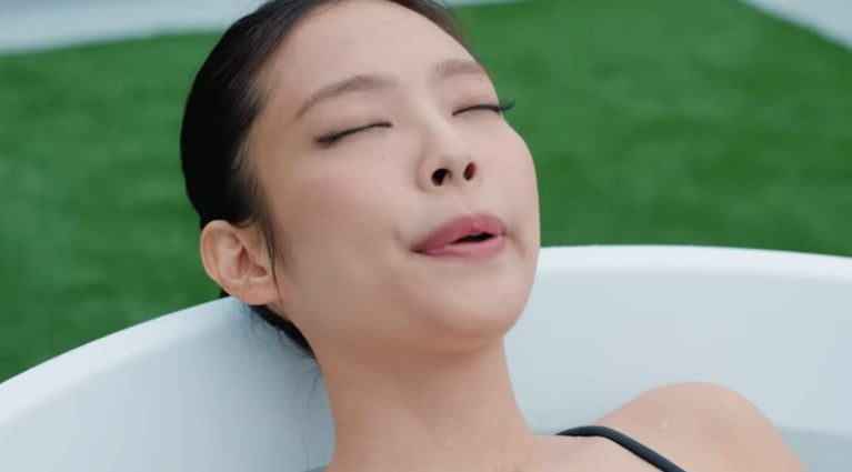 Cả Jennie Blackpink và vợ chồng Hồ Ngọc Hà có chung 1 sở thích "tắm" kì lạ: Có tác dụng giảm sưng, đau nhưng chuyên gia cảnh báo một điều- Ảnh 6. Cả Jennie Blackpink và vợ chồng Hồ Ngọc Hà có chung 1 sở thích "tắm" kì lạ: Có tác dụng giảm sưng, đau nhưng chuyên gia cảnh báo một điều- Ảnh 6.