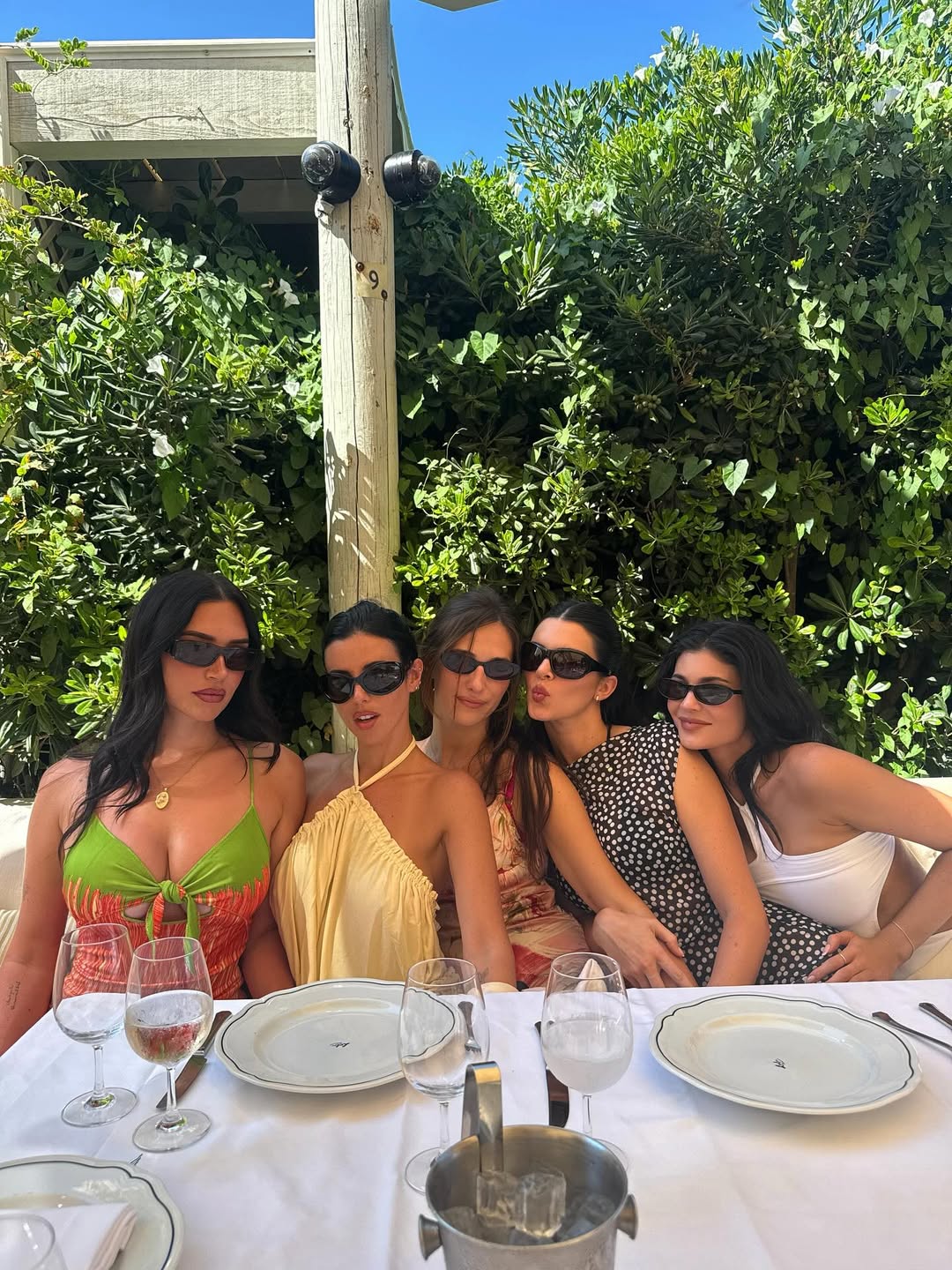 Kylie và Kendall Jenner truyền bá trò chơi mới của hội nhà giàu, có 1,5 tỷ mới chơi được- Ảnh 7.