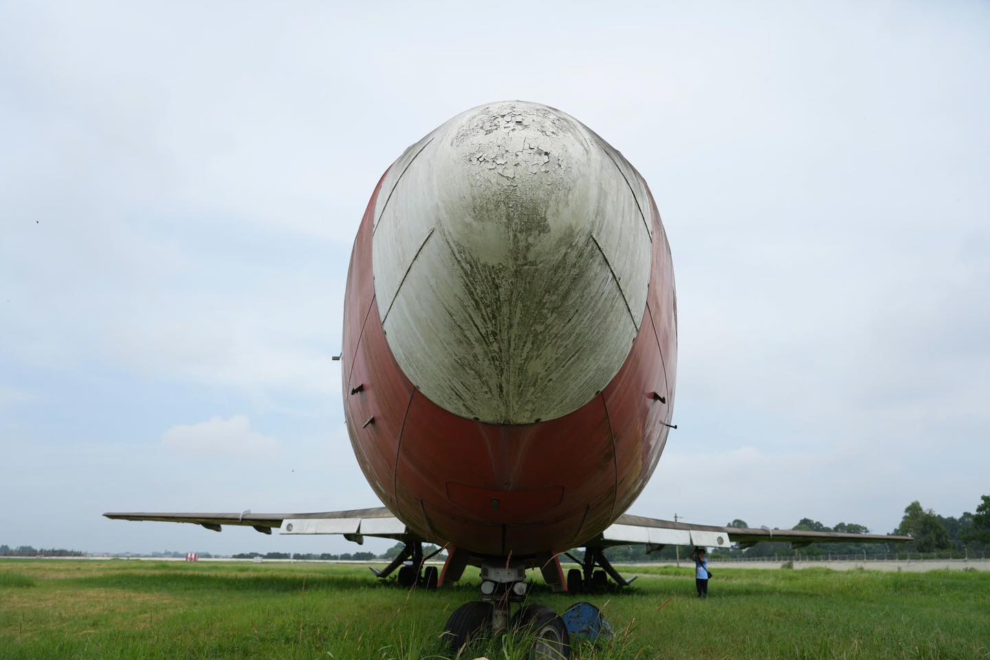 Cận cảnh máy bay Boeing bị "bỏ rơi" 18 năm tại Nội Bài- Ảnh 3. Cận cảnh máy bay Boeing bị "bỏ rơi" 18 năm tại Nội Bài- Ảnh 3.