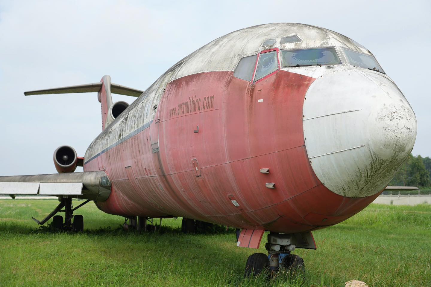 Cận cảnh máy bay Boeing bị "bỏ rơi" 18 năm tại Nội Bài- Ảnh 6. Cận cảnh máy bay Boeing bị "bỏ rơi" 18 năm tại Nội Bài- Ảnh 6.