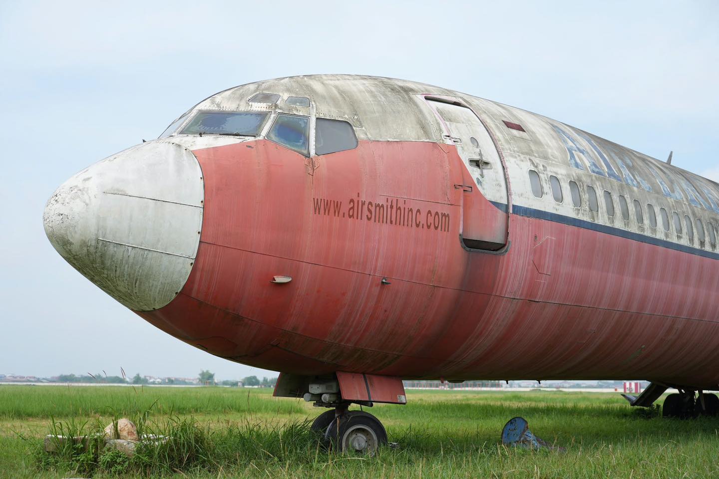 Cận cảnh máy bay Boeing bị "bỏ rơi" 18 năm tại Nội Bài- Ảnh 8. Cận cảnh máy bay Boeing bị "bỏ rơi" 18 năm tại Nội Bài- Ảnh 8.