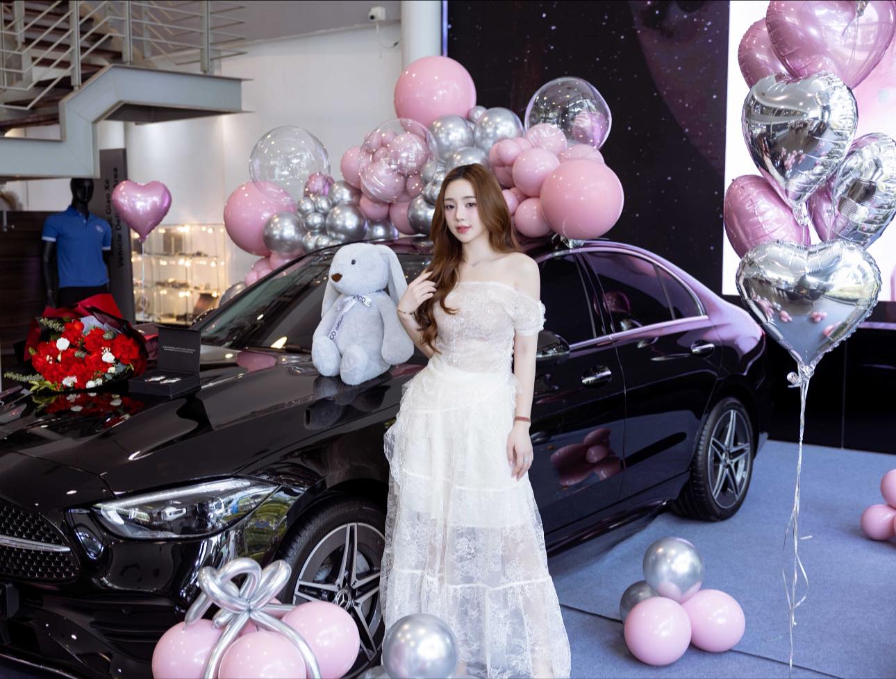 Lộ diện phú bà mới của "vũ trụ VFC": Vừa tậu Mercedes tiền tỷ, khối tài sản "nhìn là phải nể”- Ảnh 2. Lộ diện phú bà mới của "vũ trụ VFC": Vừa tậu Mercedes tiền tỷ, khối tài sản "nhìn là phải nể”- Ảnh 2.