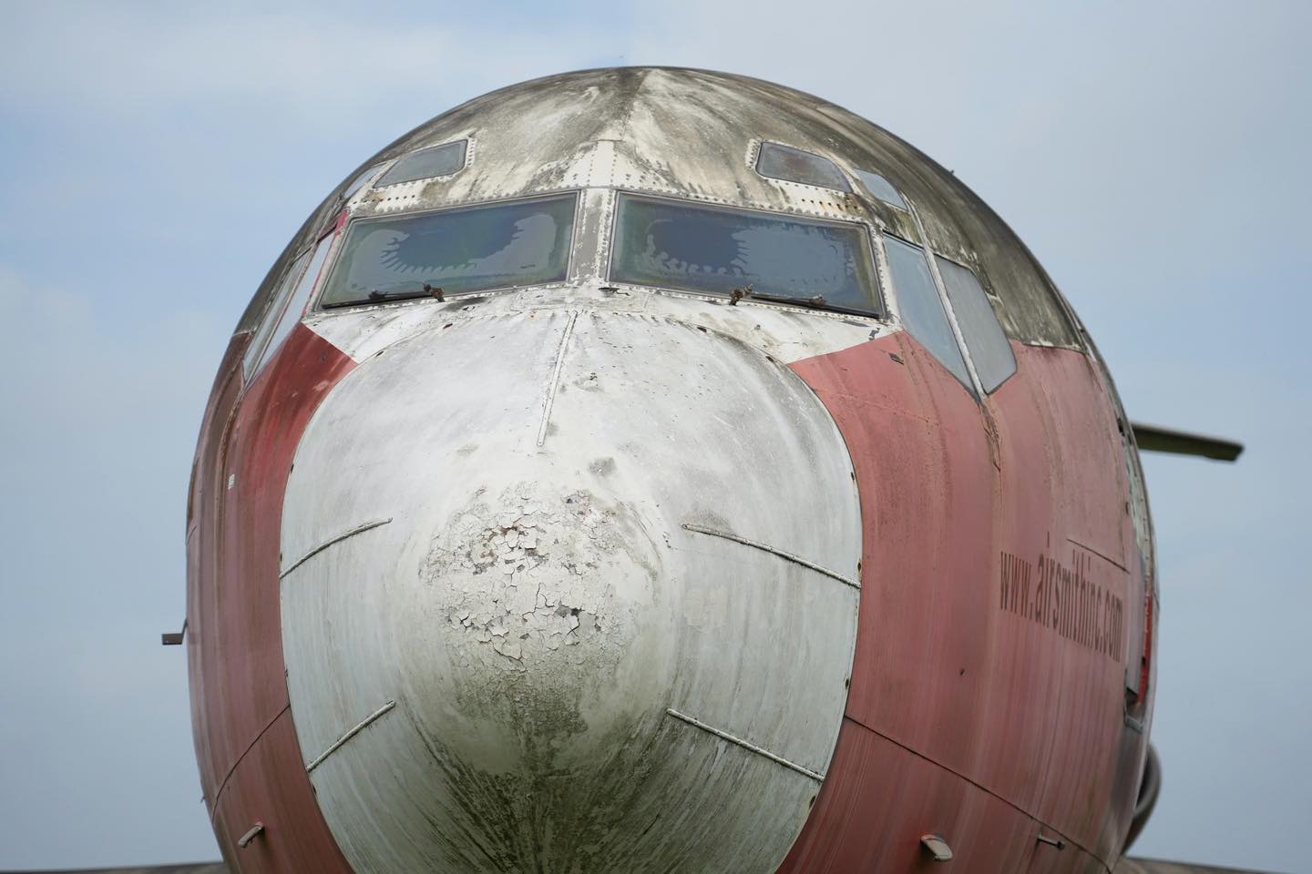 Cận cảnh máy bay Boeing bị "bỏ rơi" 18 năm tại Nội Bài- Ảnh 5. Cận cảnh máy bay Boeing bị "bỏ rơi" 18 năm tại Nội Bài- Ảnh 5.