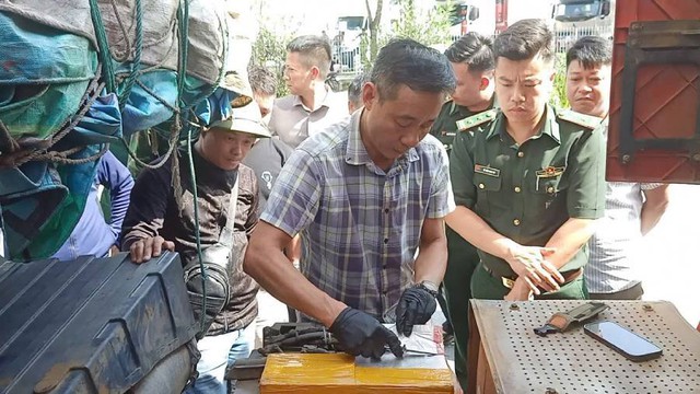 Khám xét một xe chở bạc, bắt Diêu Tuấn Vũ- Ảnh 3. Khám xét một xe chở bạc, bắt Diêu Tuấn Vũ- Ảnh 3.