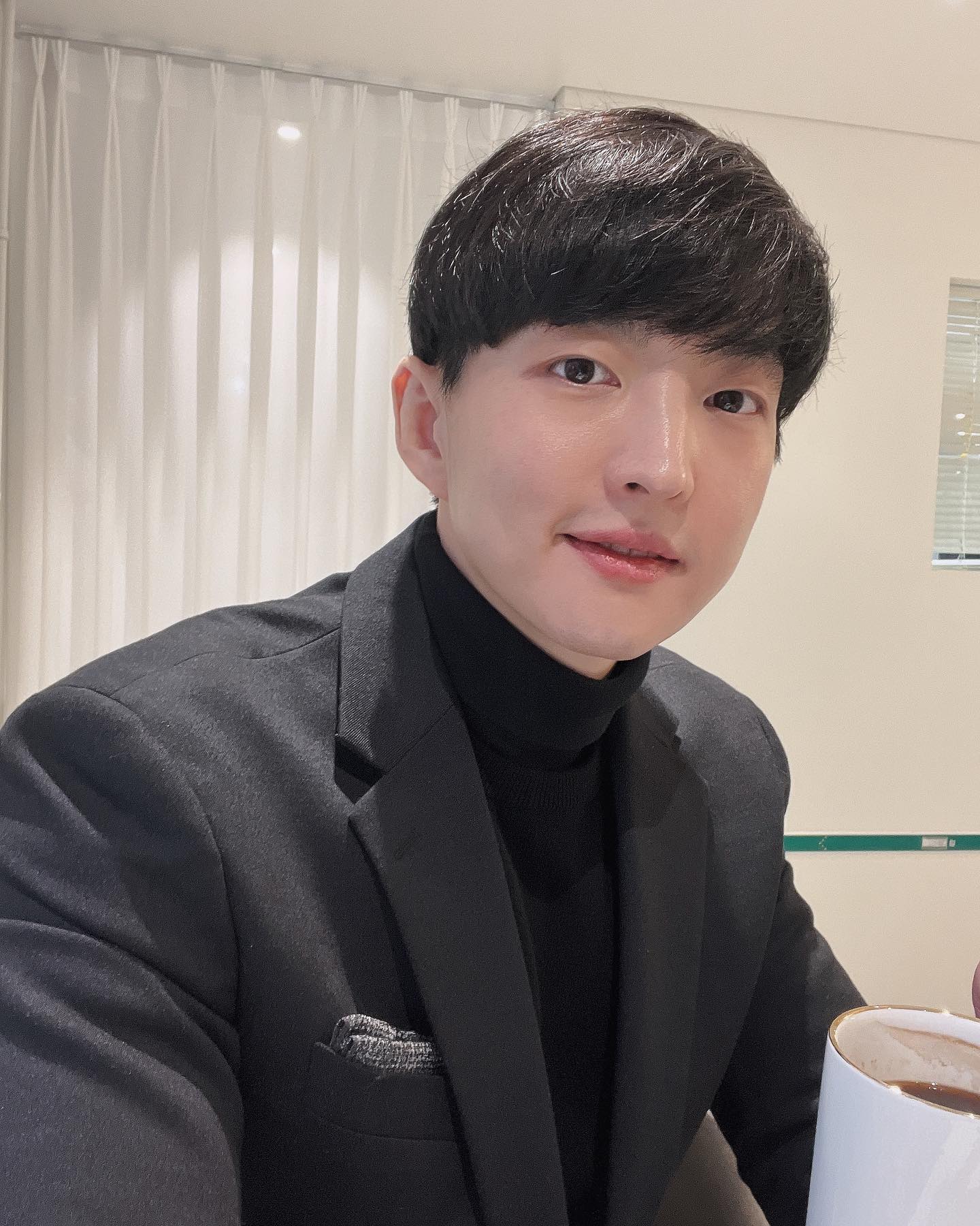 Nam tỷ phú 36 tuổi có visual gây xôn xao, tạo nên trend làm đẹp viral khắp thế giới- Ảnh 1.