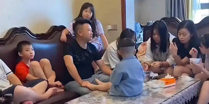 Cập nhật khối nghỉ hè: 16 cháu một bữa ăn hết 8kg gao, 4kg thịt, hàng chục cân hoa quả; tiêu tốn 200 triệu chỉ trong 2 tháng- Ảnh 1. Cập nhật khối nghỉ hè: 16 cháu một bữa ăn hết 8kg gao, 4kg thịt, hàng chục cân hoa quả; tiêu tốn 200 triệu chỉ trong 2 tháng- Ảnh 1.