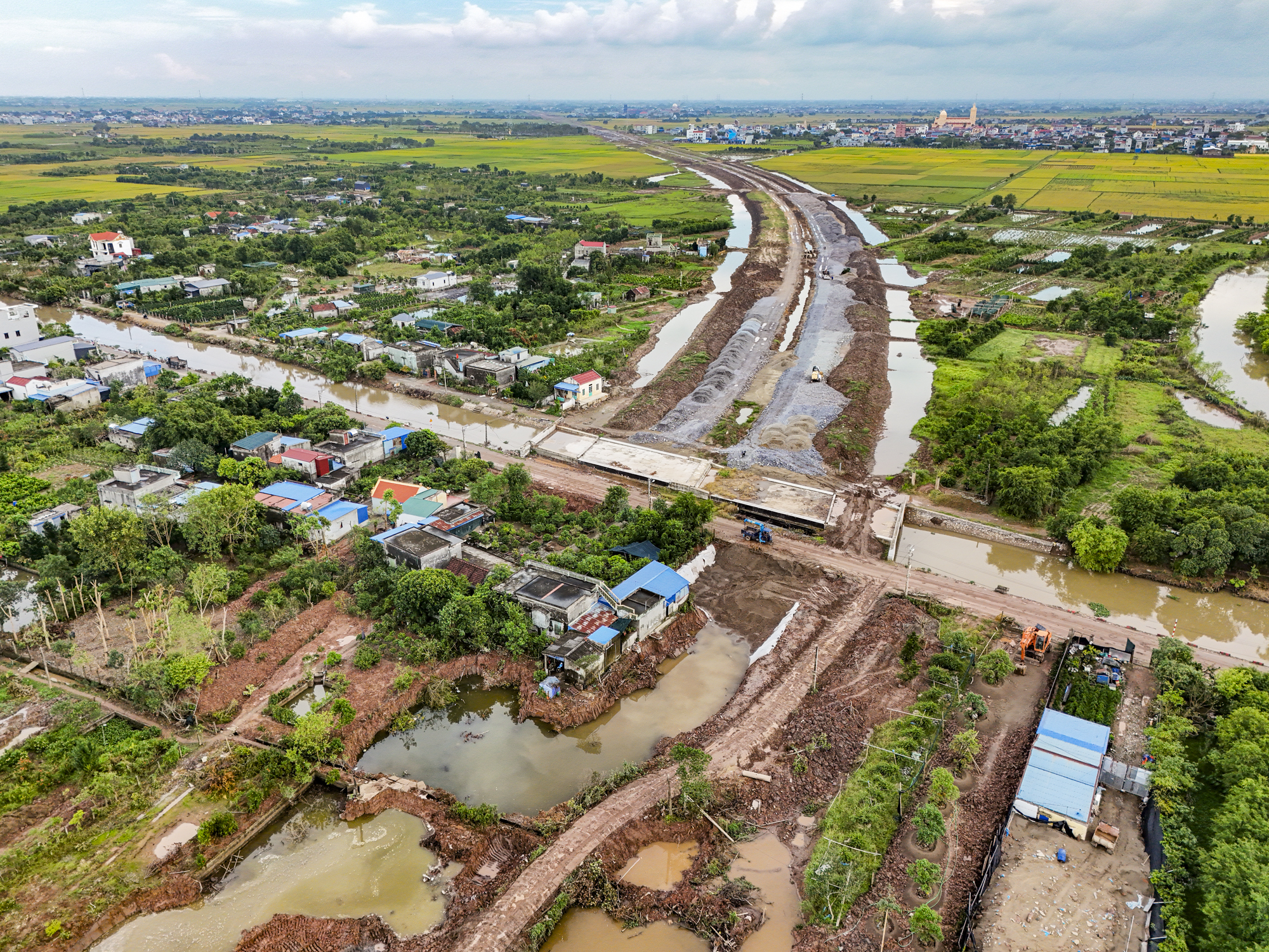 Hải Phòng chi gần 10.000 tỷ đồng thu hồi đất của hơn 6.000 hộ dân, để thực hiện dự án trọng điểm lớn bậc nhất phía Bắc, kết nối loạt tỉnh thành- Ảnh 1. Hải Phòng chi gần 10.000 tỷ đồng thu hồi đất của hơn 6.000 hộ dân, để thực hiện dự án trọng điểm lớn bậc nhất phía Bắc, kết nối loạt tỉnh thành- Ảnh 1.