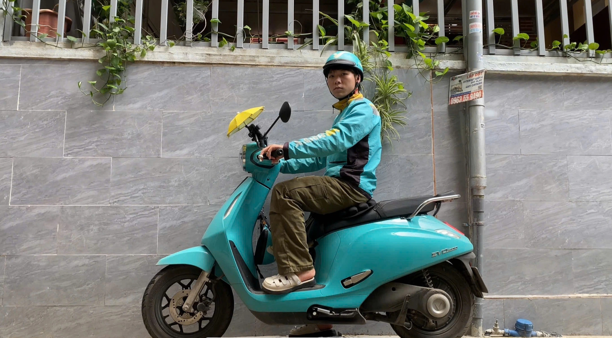 IT bằng Giỏi, giờ chạy xe ôm kiếm 400 - 500k/ ngày ở Hà Nội: "Đó cũng là một cách học..."- Ảnh 1. IT bằng Giỏi, giờ chạy xe ôm kiếm 400 - 500k/ ngày ở Hà Nội: "Đó cũng là một cách học..."- Ảnh 1.